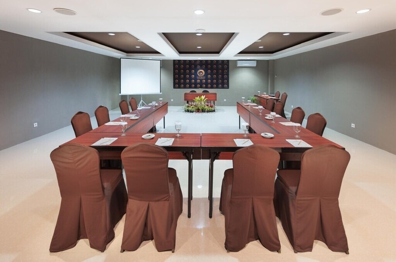 BALL ROOM AND MEETING ROOMS