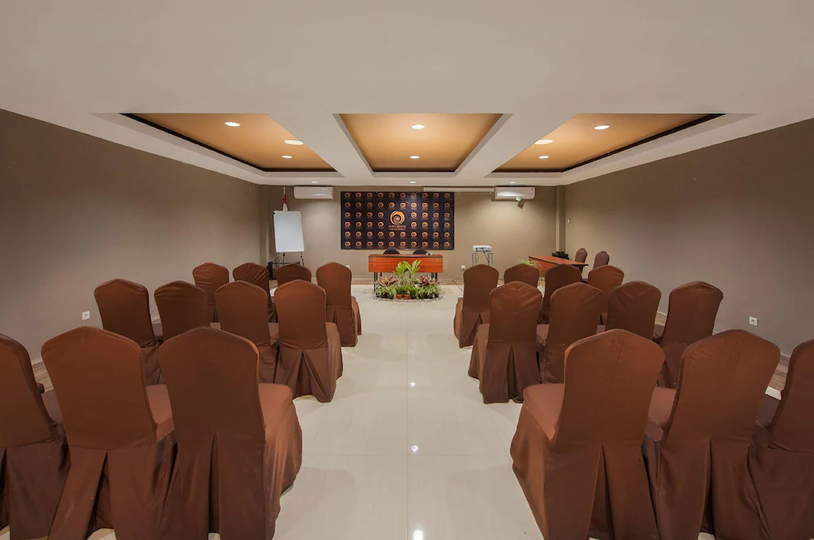 BALL ROOM AND MEETING ROOMS