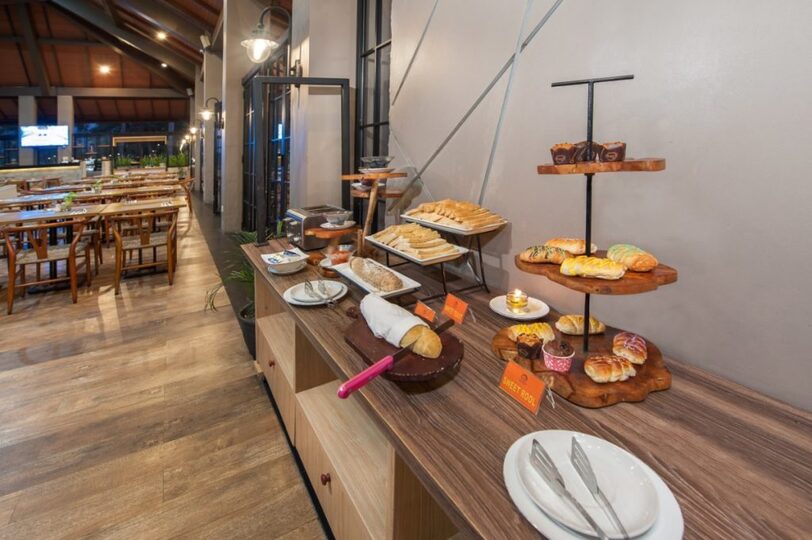 NAVA'S RESTAURANT AND POOL BAR